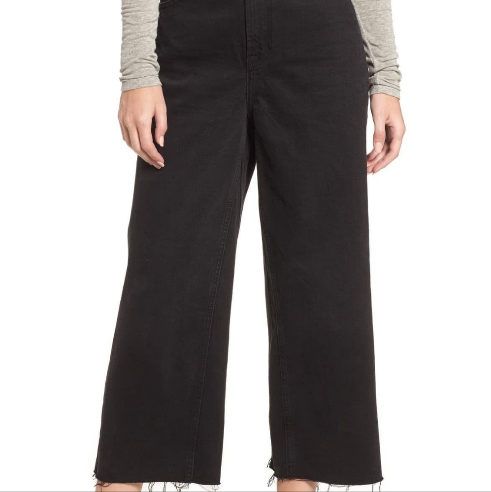 Topshop - High waisted, Wide leg Jeans. Cropped length. Frayed. Dark Wash,
